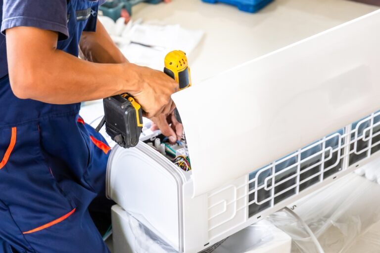 Air,Conditioning,Technicians,Install,New,Air,Conditioners,In,Homes,,Repairman