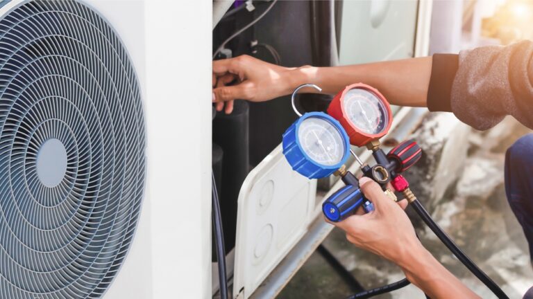 Technician,Checking,The,Operation,Of,The,Air,Conditioner.