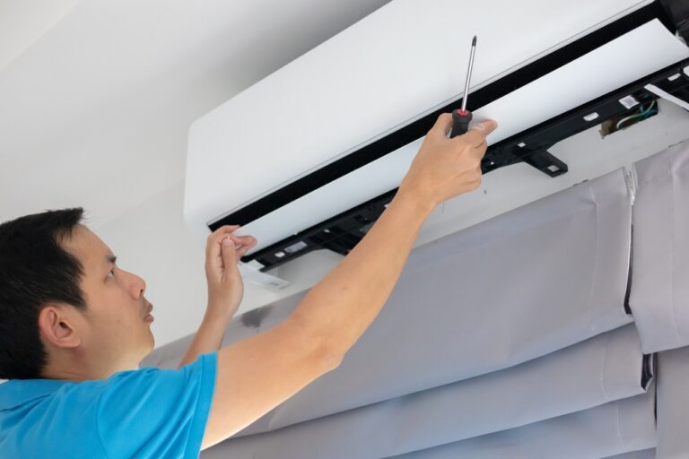 Electrician,Man,Repair,And,Maintenance,Air,Conditioner